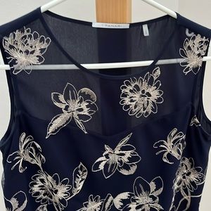 🌷Tahari embroidered top